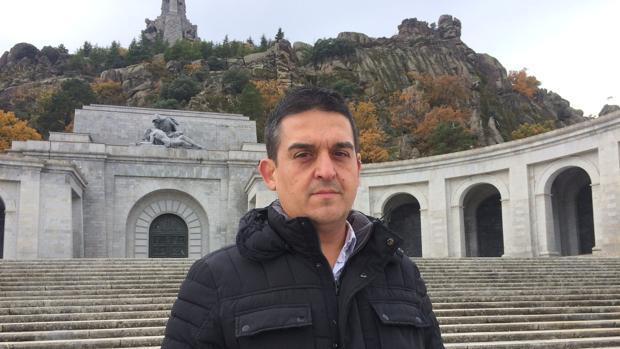 Carles Mulet, delante del Valle de los Caídos