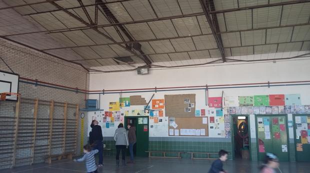 Varios niños juegan en el gimnasio afectado por el amianto de Getafe