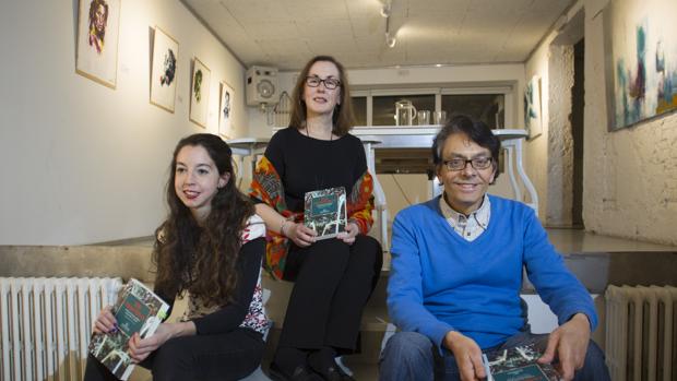 Raquel Vázquez, Ana Eire, autora de la antología, y José Cereijo, en la presentación
