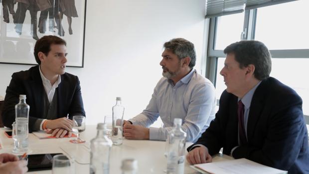El presidente de Ciudadanos, Albert Rivera, se ha reunido esta mañana en el Congreso con Juan José Cortés y Juan Carlos Quer