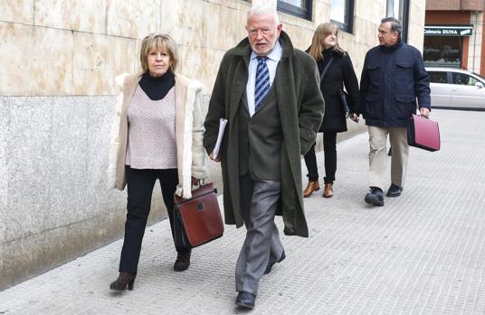 Los exconsejeros Begoña Nuñez, Zenón Jiménez, Olga Palacio y Marcos García a su llegada a los juzgados