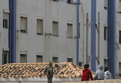 Menores en los tejados del barrio de San Bernardo, en La Línea