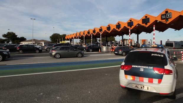 Un coche de los Mossos d'Esquadra, en el peaje de El Vendrell (Tarragona)