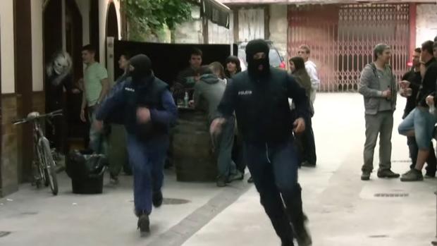 Fotograma del vídeo en el que expulsan a dos agentes