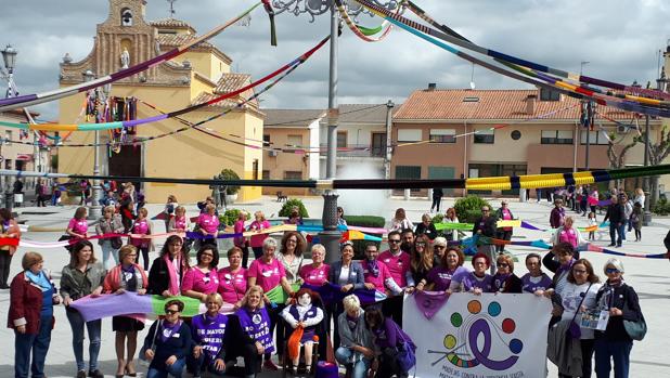 Charo Navas y el alcalde de Ugene, Jesús García, junto a las mujeres participantes en el encuentro