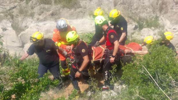 Momento en que efectivos de Bomberos han trasladado a la joven lesionada en camilla
