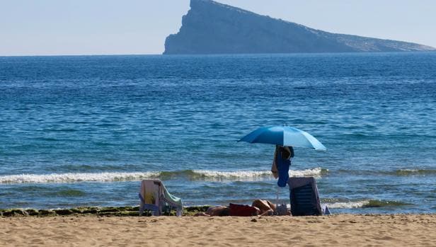 Un Banista Fallece De Un Infarto En La Playa De Levante De Benidorm