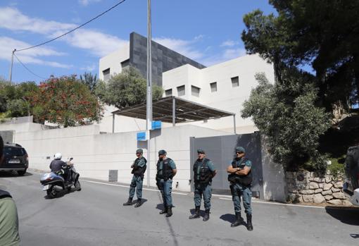 Imagen de la Guardia Civil frente a la casa de Zaplana en Benidorm