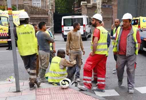 Obreros, tras el derrumbe del patio interior del edificio de General Martínez Campos, 19