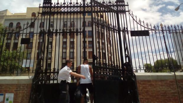 Un agente cierra la puerta del parque tras la salida de un hombre