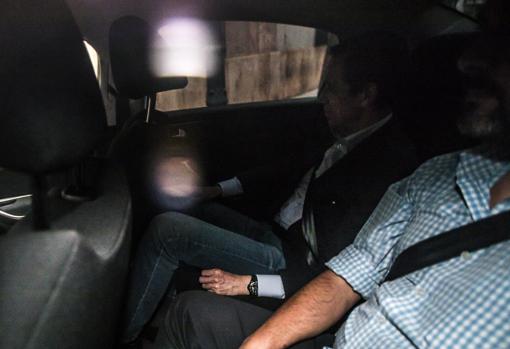 Imagen de Eduardo Zaplana tomada este jueves a su llegada a la Comandancia de la Guardia Civil de Valencia