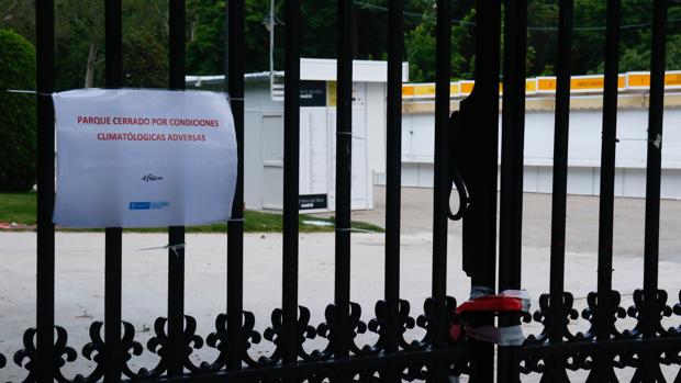 Las casetas del Feria del Libro, tras una puerta cerrada en El Retiro