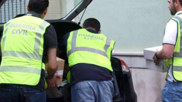 Imagen de los agentes a la salidad del Ayuntamiento de Navajas