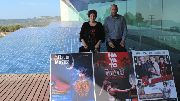 Carlos linares et maite Serrat , Avec des affiches de divers spectacles programmés à l'auditori-Teulada Moraira