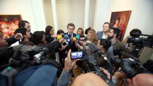 Feijóo, este viernes, atendiendo a los medios de comunicación en Santiago