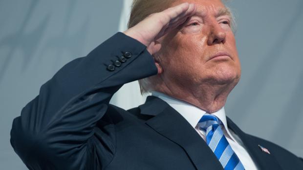 Donald Trump saludando durante una Ceremonia de cambio de mando en Estados Unidos