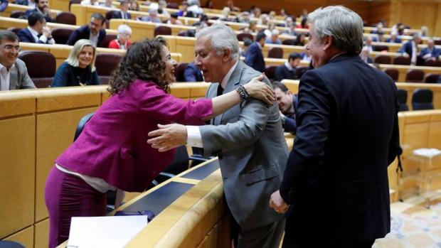 La ministra de Hacienda, María Jesús Montero saluda al vicesecretario de Política Autonómica y Local del PP, Javier Arenas, hoy en el Senado
