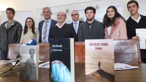 Alumnos miembros del jurado junto con el profesorado del IES Rosalía de Castro y directivos del premio