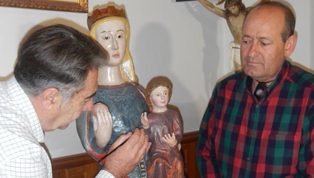 Enrique Toledo da los últimos retoques a la imagen ante la mirada dell alcalde Ángel de Vega