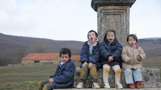Lucía, segunda por la derecha, y el resto de sus hermanos, cuando eran pequeños