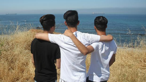 Maruan, Selena y Mohammed, posan para ABC en las inmediaciones del CETI de Ceuta