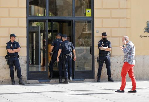 La Policía, a las puertas de la corporación provincial