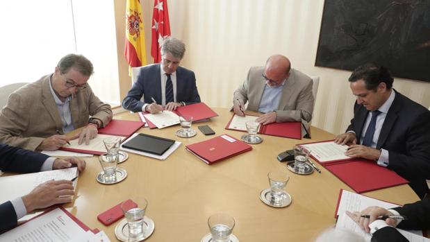 Cedrún (izq.), Garrido, Lóper Reíllo y Lázaro, en la firma de la prórroga de la Estrategia por el Empleo