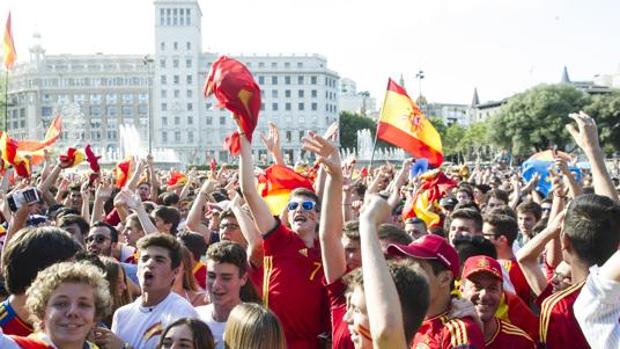 Pantalla gigante en la plaza Cataluña para seguir el partido de octavos de final de la Eurocopa