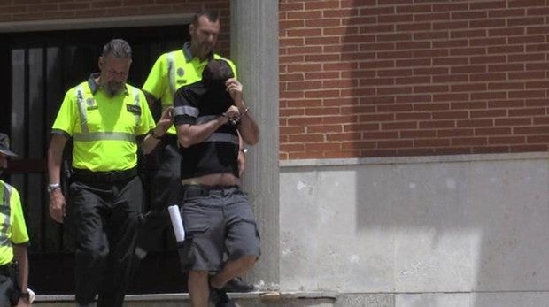 El detenido, en el Juzgado de Sahagún
