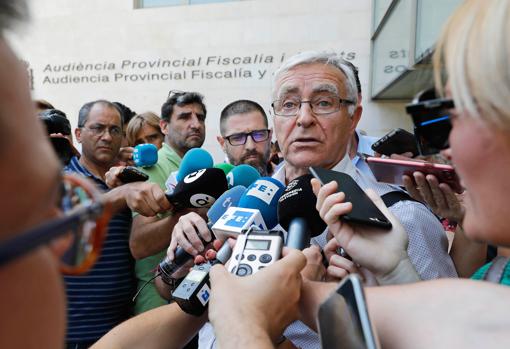 Imagen de Joan Ribó tomada este lunes a su salida de la Ciudad de la Justicia de Valencia