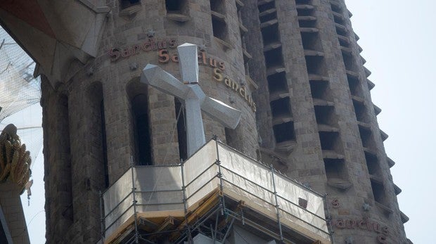 La cruz instalada este lunes en la Sagrada Familia
