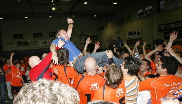 El Lábaro Toledo estuvo dos años en la Liga Asobal de balonmano. En la imagen celebra su ascenso en 2009