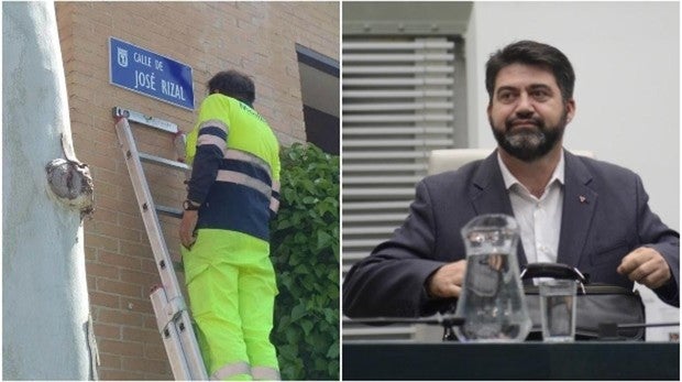 Un operario cambia una de las placas del callejero; a la derecha, Carlos Sánchez Mato