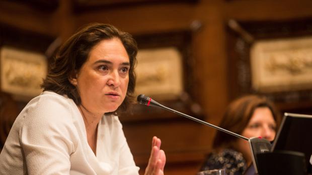 Ada Colau, durante el pleno extraordinario del Ayuntamiento en el que el gobierno de Barcelona en Comú