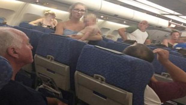 Los pasajeros esperas en el avión antes de anularse el vuelo