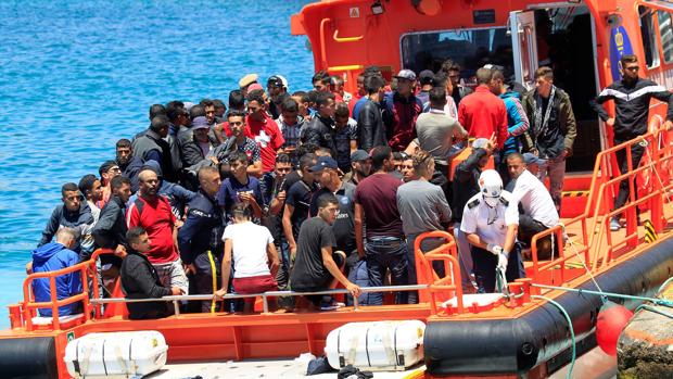 Imagen de Salvamento Marítimo llegando al puerto de Tarifa (Cádiz) tras rescatar a setenta inmigrantes el día 6 de junio en aguas del estrecho de Gibraltar