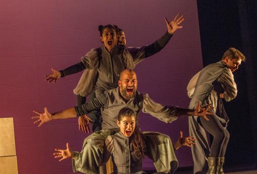 La compañía Mani Obras, durante el pase gráfico de «El libro andante», una revisión musical y dinámica de El Quijote