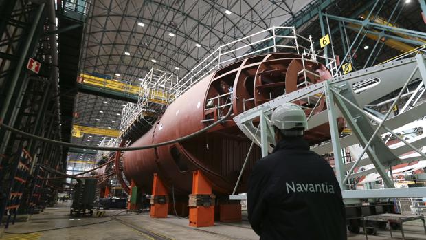 En la imagen, trabajos de construcción del nuevo submarino S-80 en el astillero Navantia