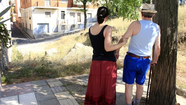 Julián y su hija, Ana Isabel, frente a uno de los accesos imposibles a su casa