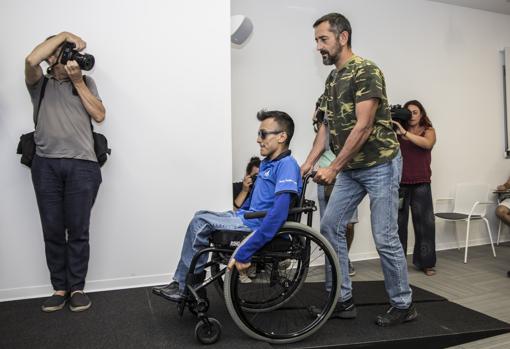 Imagen de Wilmer Arias y el doctor Pedro Cavadas tomada este jueves en el hospital de Manises