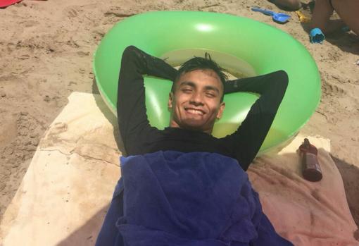 Imagen de Wilmar Arias en la playa tomada tras la doble intervención