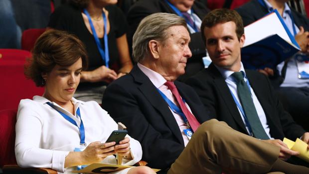 Soraya Sáenz de Santamaría, Luis de Grandes y Pablo Casado, ayer, en el Congreso