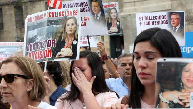 Lágrimas entre los asistentes a la manifestación en Santiago. En la imagen, las hijas de Myrta Fariza