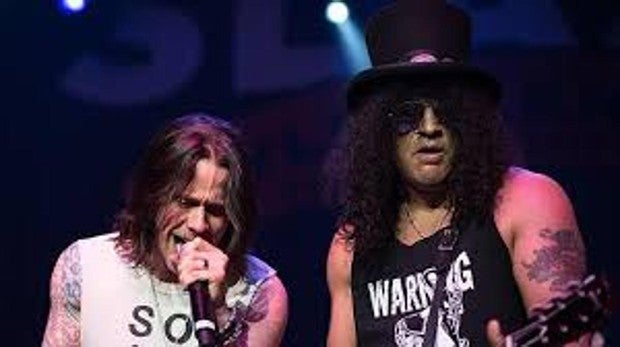 Myles Kennedy, en concierto, con Slash