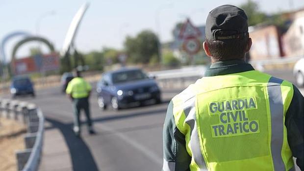 Agentes de la Guardia Civil, vigilando el tráfico