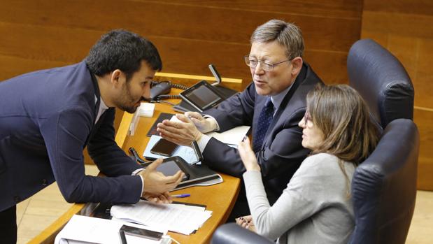 Vicent Marzà, junto a Ximo Puig y Mónica Oltra en las Cortes Valencianas