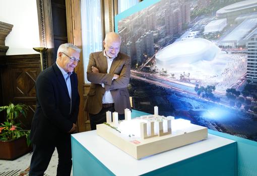 Juan Roig y Joan Ribó junto a la maqueta del proyecto Valencia Arena