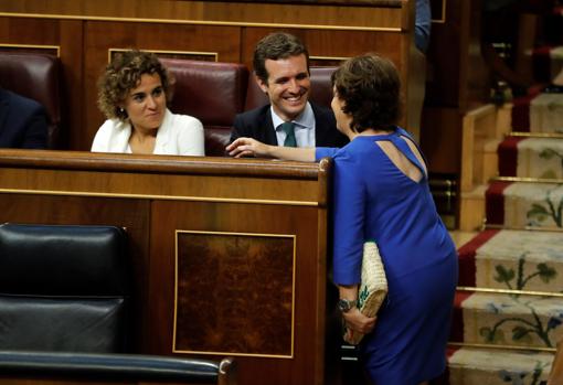 Soraya Saénz de Santamaría conversa con Pablo Casado y Dolors Monserrat