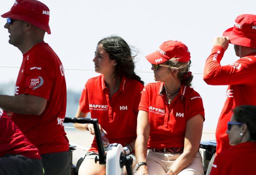 Doña Elena con su hija Victoria, en el velero «Mapfre»