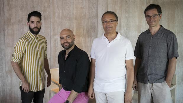 Rafael R. Villalobos, Xavier Sabata, Fausto Nardi y Dani Espasa, ayer durante la presentación de las óperas. Debajo, recreación virtual del escenario de «Acis & Galatea»